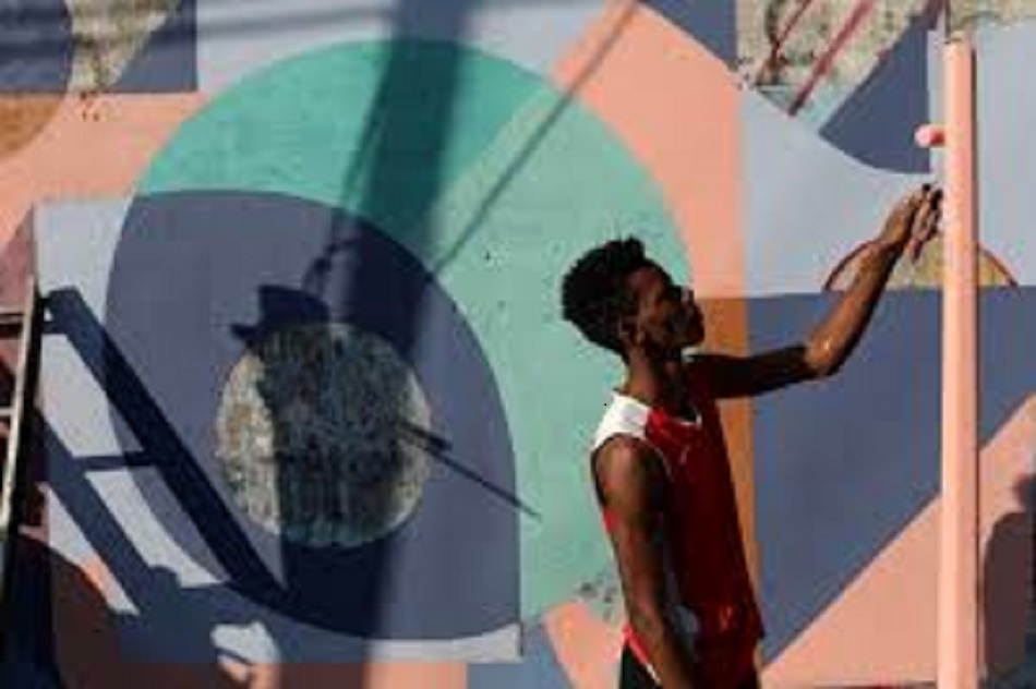 Artists use street murals to change image of violent Caracas slum